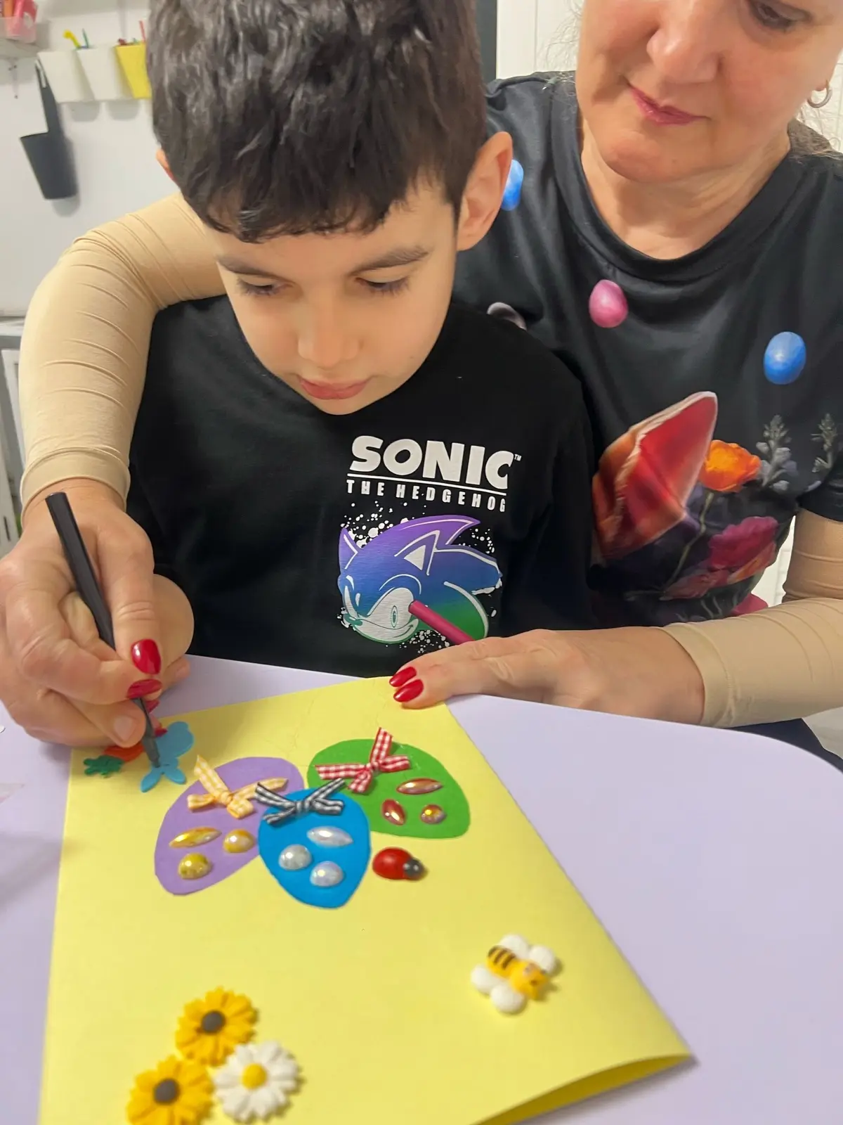 Copii și adulți la un atelier de creație